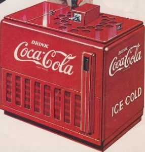 Nevera roja de Coca-Cola de 1939 usada para distribuir la bebida fría en tiendas y bares